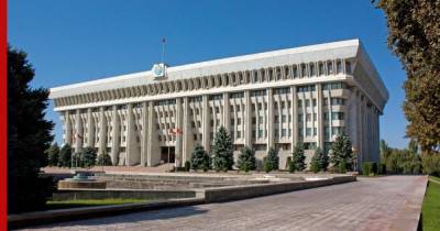 В Бишкеке загорелось здание парламента