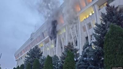 Протесты в Кыргызстане: в здании парламента начался пожар