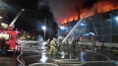 В Свердловской области горит торговый центр