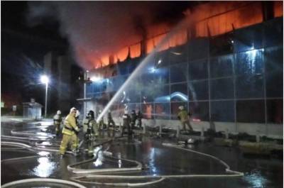 В Богдановиче мощный пожар охватил торговый центр