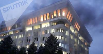 Протесты в Кыргызстане: подожгли здание парламента в Бишкеке. Фото и видео