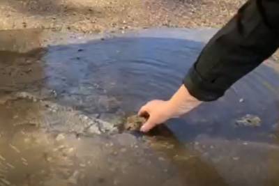 Вода бьёт из-под асфальта в центре Читы, сантехники её прикрыли камушком — видео