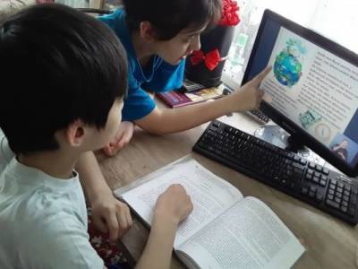Школьников Киргизии отправляют на дистанционку из-за ситуации в стране