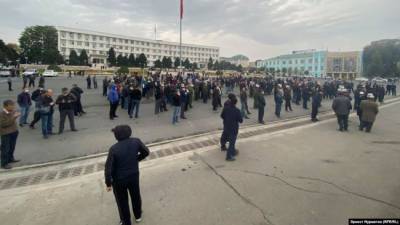 На юге Киргизии начался митинг в поддержку действующего президента