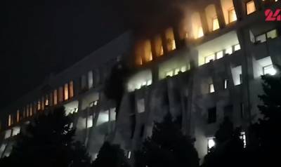 В Кыргызстане протестующие захватили здание парламента, там начался пожар