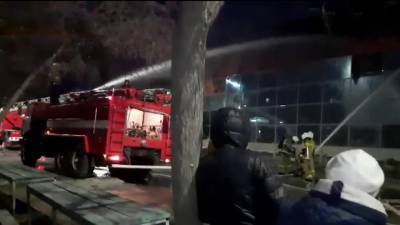В Свердловской области уже несколько часов тушат крупный пожар в торговом центре в городе Богдановиче