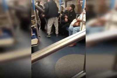 В метро Москвы избили кашляющую пассажирку без маски