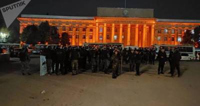 В Бишкеке митингующие заняли здание правительства Кыргызстана
