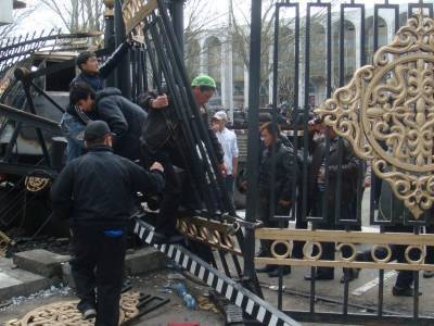 Сожгли парламент, освободили экс-президента: в Киргизии случился госпереворот