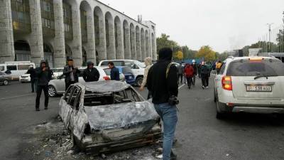В Бишкеке протестующие захватили Белый дом, здания правительства и мэрии. Пострадали 590 человек