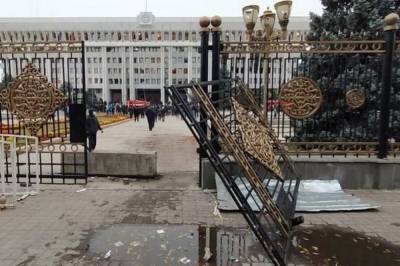Протестующие захватили мэрию Бишкека и здание правительства