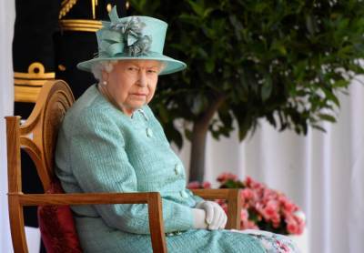 Не снимает 70 лет: королева Елизавета носит обручальное кольцо с секретной гравировкой