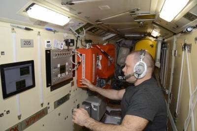 Российские космонавты вернулись к переработке собственной мочи на воду