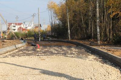 В Сыктывкаре продолжается строительство дороги к новой школе в Краснозатонском