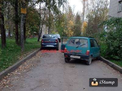 В Смоленске водитель «Оки» бросил авто на дороге и «ушел по-барски»