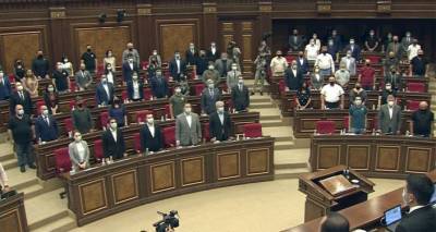 Парламент Армении почтил память погибших в Карабахе воинов