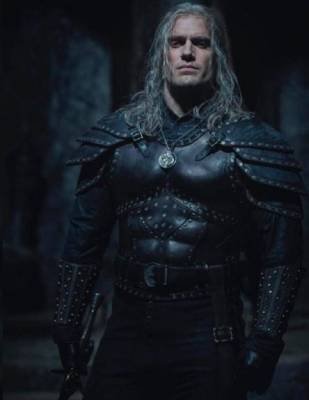 Актер Генри Кавилл показал новую броню Геральта для второго сезона «Ведьмака»