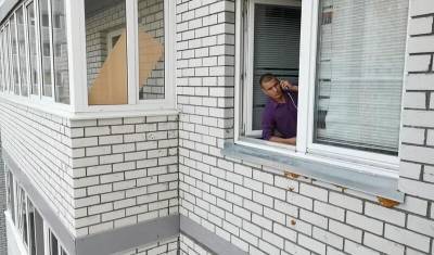 Житель Тюмени грозится сброситься из окна