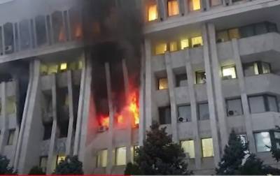 В Бишкеке горит здание парламента, которое захватили протестующие