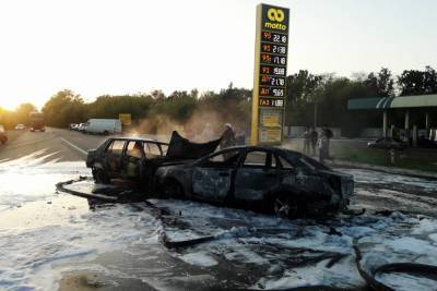 На трассе возле Днепра после аварии горели легковушки