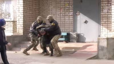 Российского военного и его брата задержали за госизмену (видео)