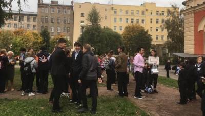Учеников гимназии в центре Петербурга эвакуировали из-за дыма и гари