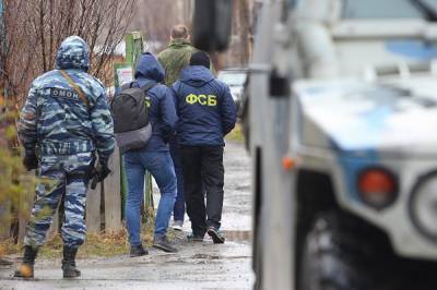 ФСБ: в Смоленске и Пскове по подозрению в госизмене задержаны военный и его брат