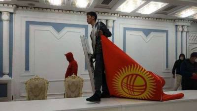 "Меня никто не назначал". В Кыргызстане кабинеты чиновников занимают лидеры протестов