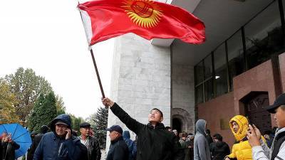 Очевидцы сообщили о захвате протестующими здания МВД в Бишкеке