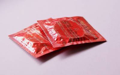 Британец попал в тюрьму за прокалывание презервативов