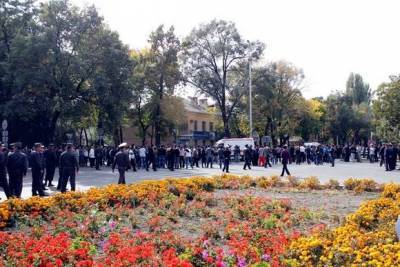 Бунт в Киргизии нарастает: после мэрии Бишкека захвачено здание МВД