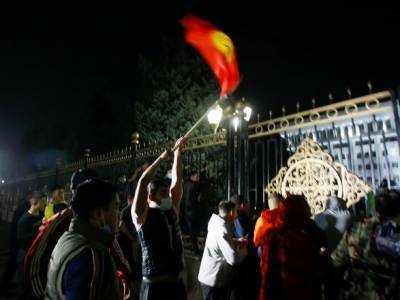 Ситуация в Кыргызстане: протестующие в Бишкеке захватили парламент, правительство и освободили из СИЗО экс-президента