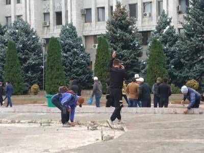 Протесты в Киргизии: горящий Белый дом и освобождение Атамбаева