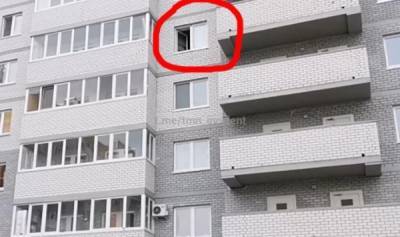 В Тюмени неизвестный мужчина забрался с ножом на окно пятиэтажки