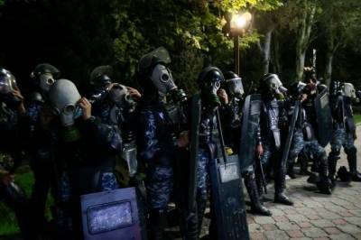 Почти 200 силовиков пострадали во время столкновений в Бишкеке