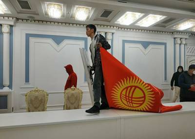 Мэр Бишкека подал в отставку после начавшихся в стране беспорядков