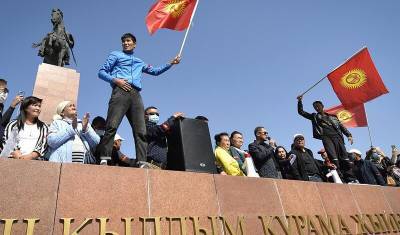 Очевидцы рассказали о захвате протестующими здания МВД в Бишкеке