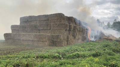 В Логойском районе спасли от огня 100 т соломы