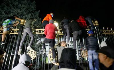 В Бишкеке протестующие взяли штурмом Белый дом