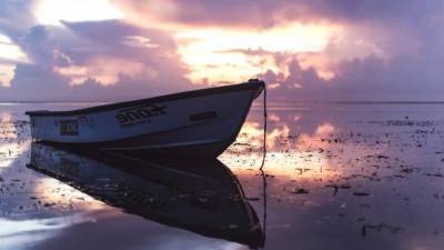 В Крыму двух человек унесло в открытое море на лодке