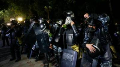 Из-за протестов в Кыргызстане пострадали почти 200 милиционеров