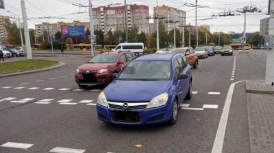В Минске легковушка на пешеходном переходе сбила велосипедистку