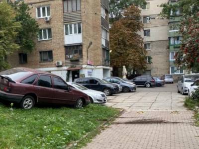 На КПИ в Киеве водитель Ford отличился «уникальной» парковкой