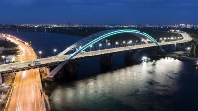 Виталий Кличко показал новую LED-подсветку Подольско-Воскресенского моста и в очередной раз пообещал открыть его до конца года