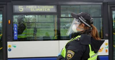В Риге людей без масок в общественном транспорте будет высаживать муниципальная полиция