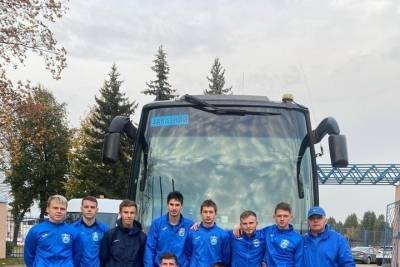 Псковские футболисты привезли раненого аиста в гдовский центр реабилитации