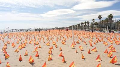 На пляже в Валенсии установили испанские флаги в память жертв COVID-19.