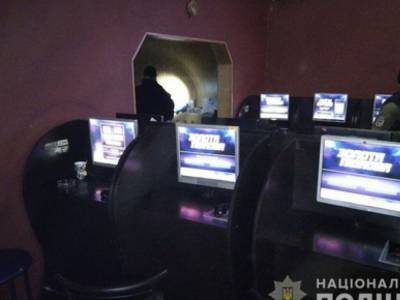 В Житомире полиция застала клиентов в дважды закрытом подпольном игорном заведении
