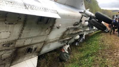 Бомбардировщик Су-24 оказался в кювете после ДТП на трассе в Приморье