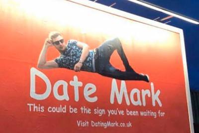 Искавший девушку мужчина купил билборд со своей фотографией и сумел найти любовь - lenta.ru - Англия